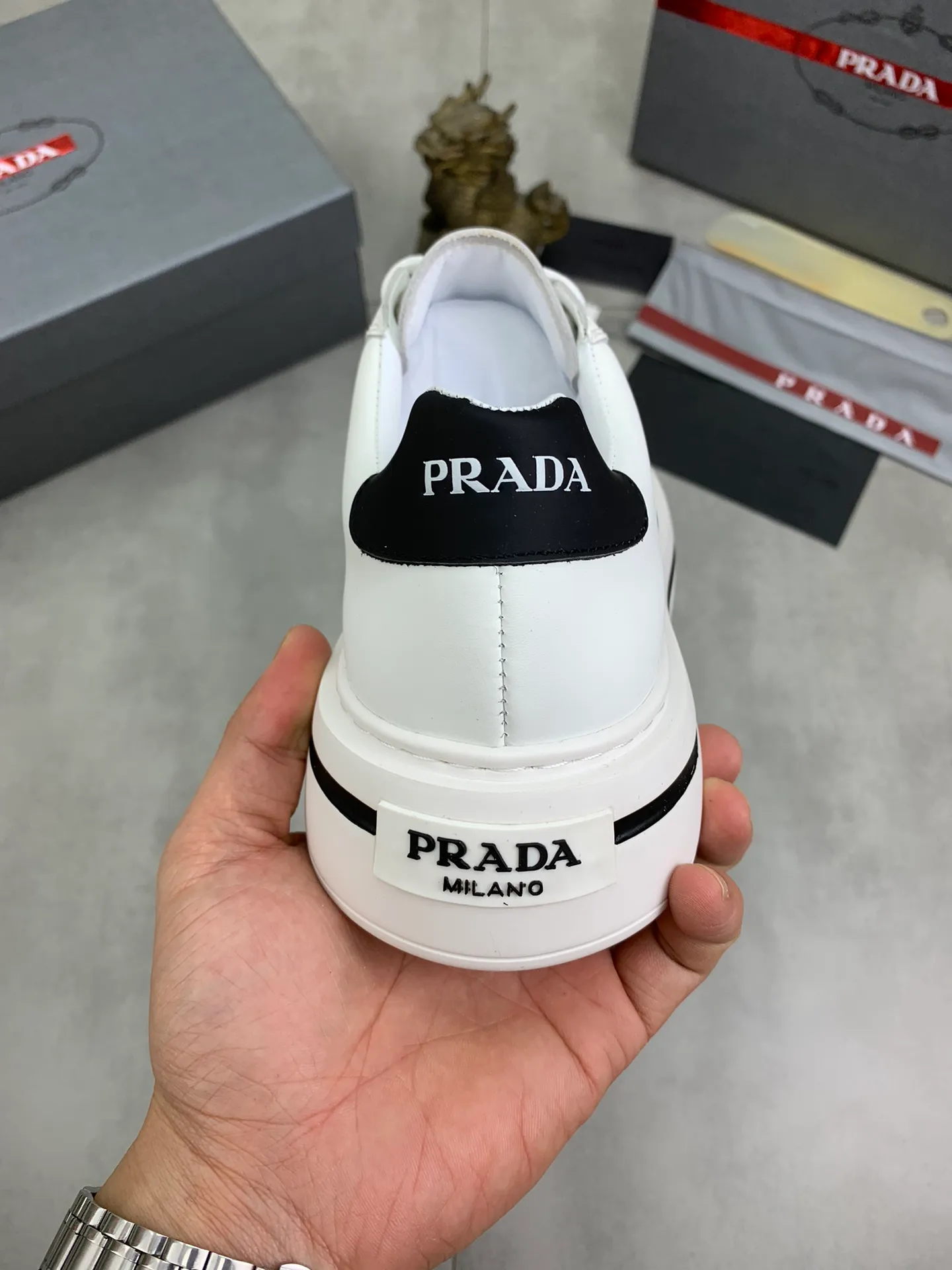 Men's Men's Shoes💰P560💰【New Style】 The latest model of high-quality PRADA classic men's shoes has been launched on the official website in 1:1 replica, synchronized in Hong Kong counters and on the same catwalk; all made of calfskin ➕Imported cowhide lining, 🍡🍡original rubber outsole 1:1 non-slip and wear-resistant; comfortable to wear, attractive style, fine workmanship, and simple and neat shoe last, showing a man's courage and toughness, 👍Number 38 to 44 (45 can be customized) 4⃣️colors🉑️ to choose from